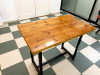 Table en bois rouge avec pied metallique