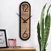 Longue horloge murale ovale de style minimaliste effet Bois