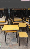 Tables et chaises scolaires