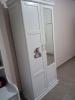 Une armoire en bois rouge, couleur blanche