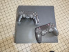 PlayStation 4 Pro 1TB avec deux manettes