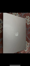 macbook air me 2022 cycle 17 8/256 avec chargeur original et le sacoches original ta3h 