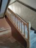 Fabrication et montage les rampes d'escalier en bois.   : 