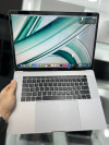 MacBook Pro 2017 15-Inch i7 3.1 Ghz - 16Gb Ram - 256Gb - Radeon Pro 555 - Cycle 300 