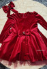 Robe rouge fillette pour l'aid