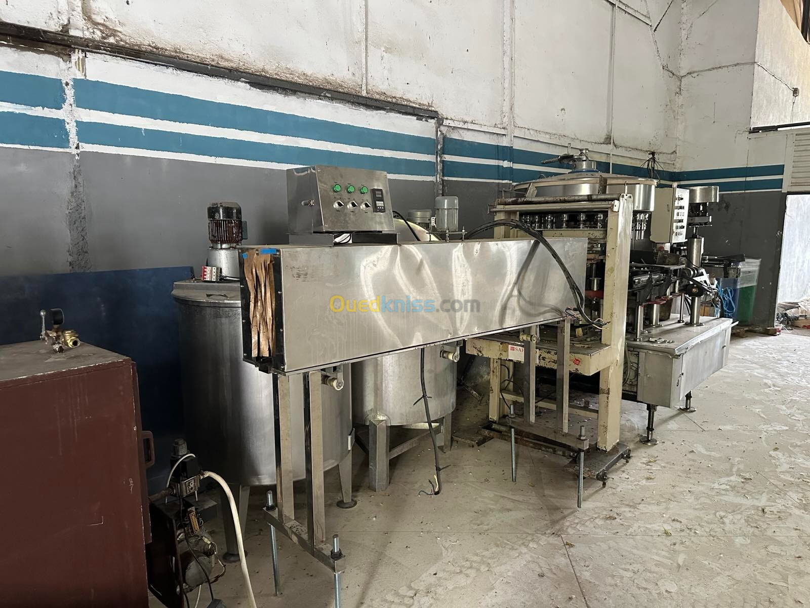 Machine de fabrication de jus et de conserves