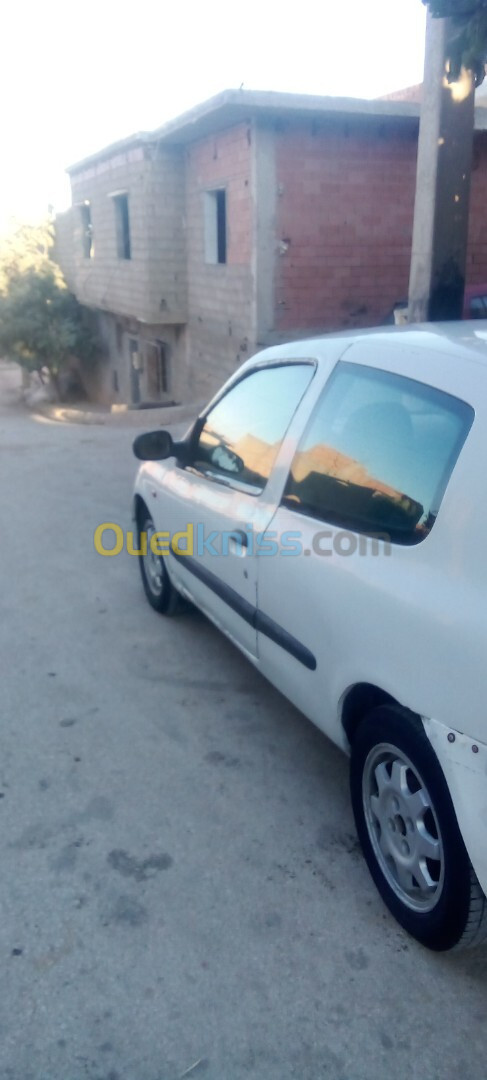 Renault Clio 2 portes 2002 Moyen