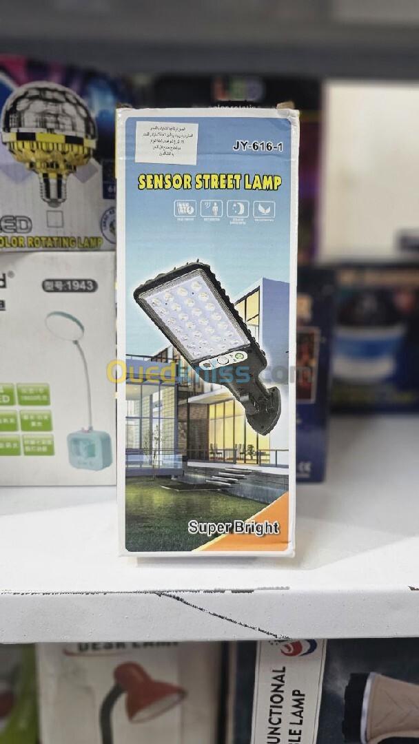 Lampe solaire d'extérieur avec 3 modes d'éclairage Étanche avec Télécommande et Détecteur de Mouveme