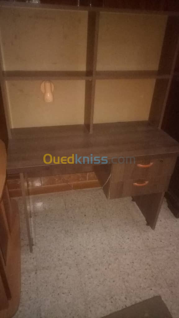 commande 5 tiroirs et bureau d'enfant et table tv  