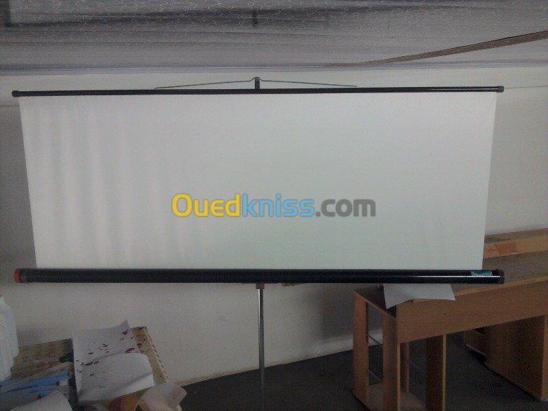 projection screen شاشة اسقطاط