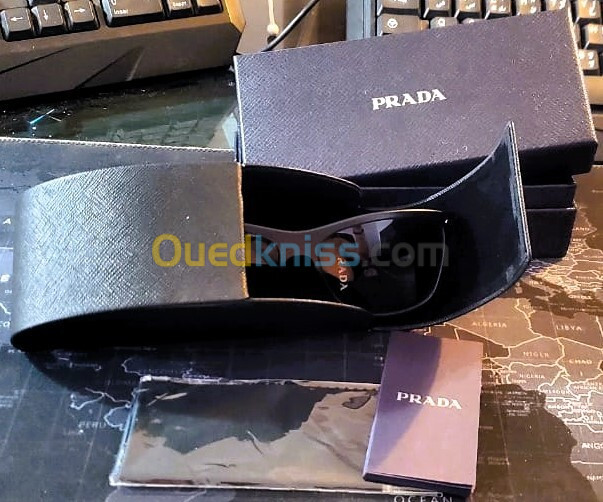 02 Lunettes de soleil original PRADA avec pochette et catalogue