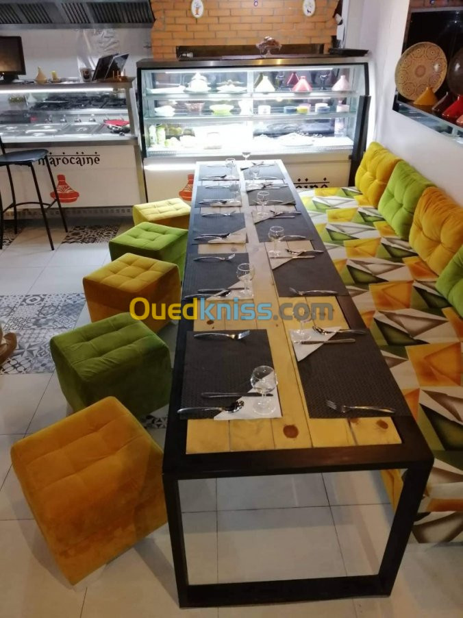 Salon et table basse pour 10 personne.