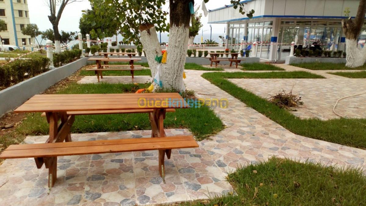  table en bois  jardin  un restaurant