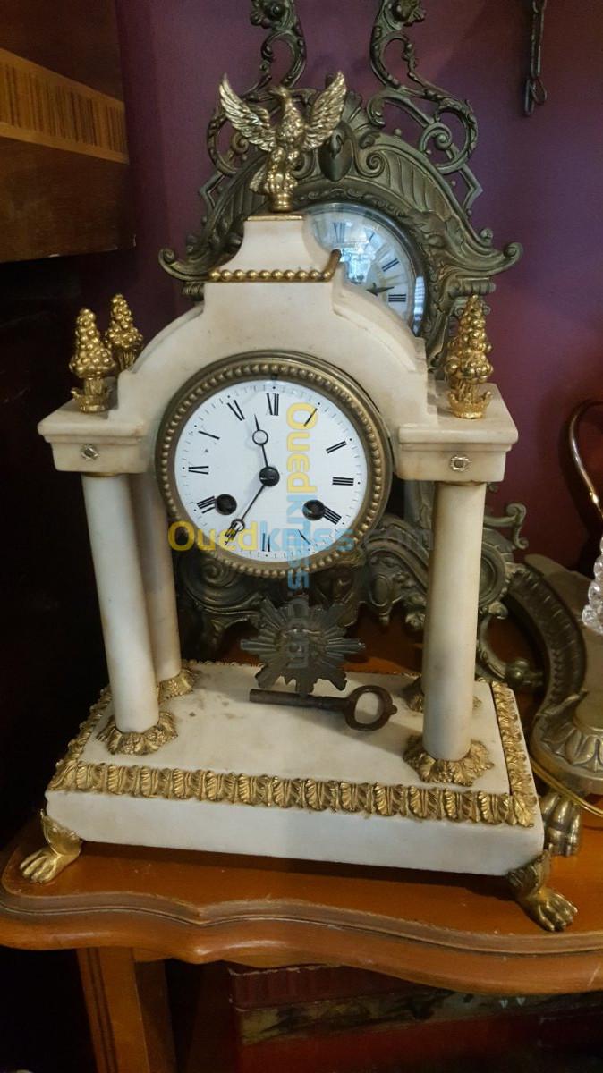 Horloge portique en marbre blanc