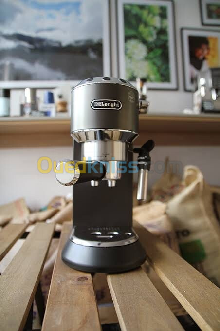 Machine a cafe Delonghi dedica black