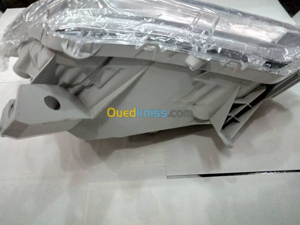 PHARE OPTIQUE ISUZU D-MAX 2015