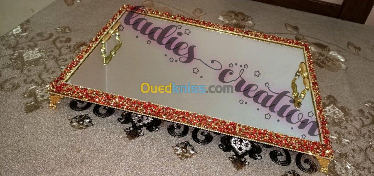 Plateaux miroirs et broderies 