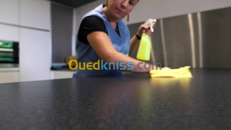 Femme de ménage Homme technicien de so