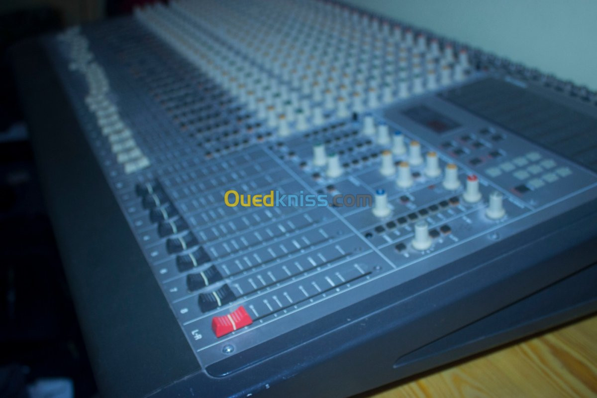 Table De Mixage TASCAM m2524