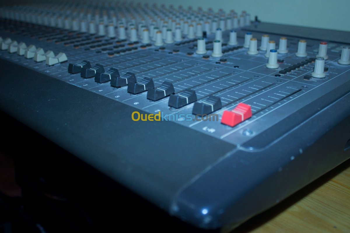 Table De Mixage TASCAM m2524