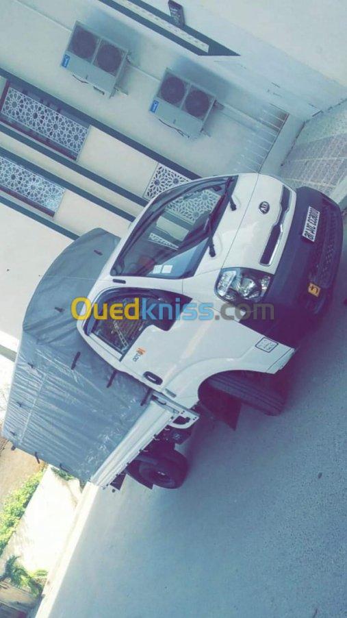 للكراء  مع سائق Kia 2700