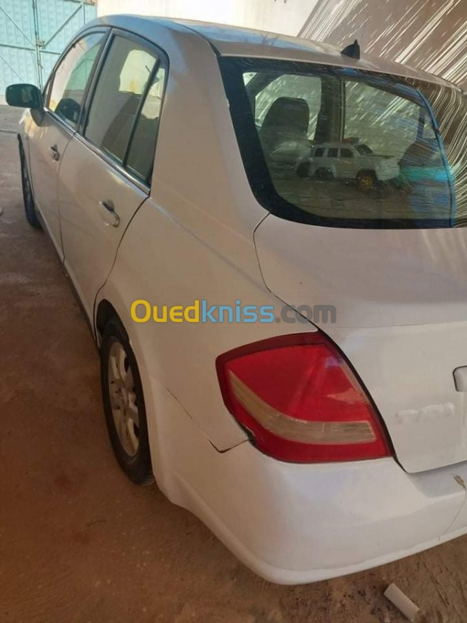 Nissan Tiida 4 portes 2008 