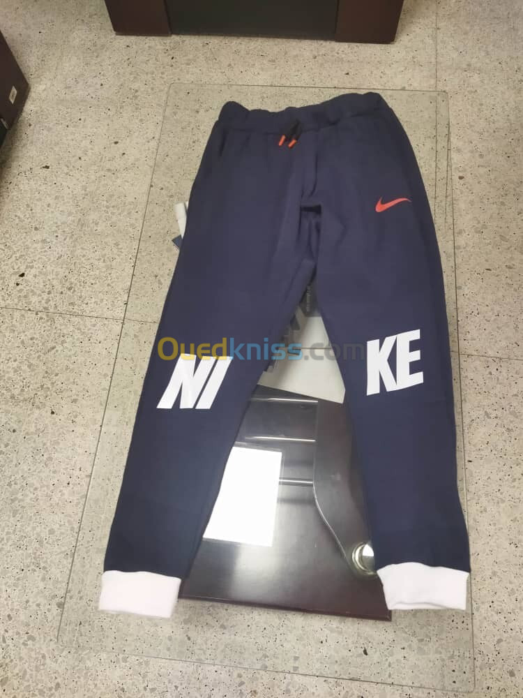 Esemble jogging NIKE sweet + bas jogging super good