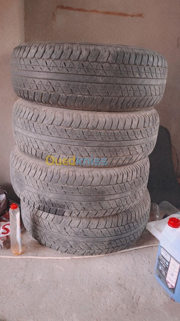 Quatre pneus DUNLOP 265/65R17