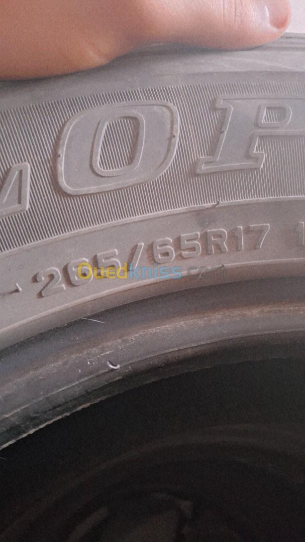 Quatre pneus DUNLOP 265/65R17