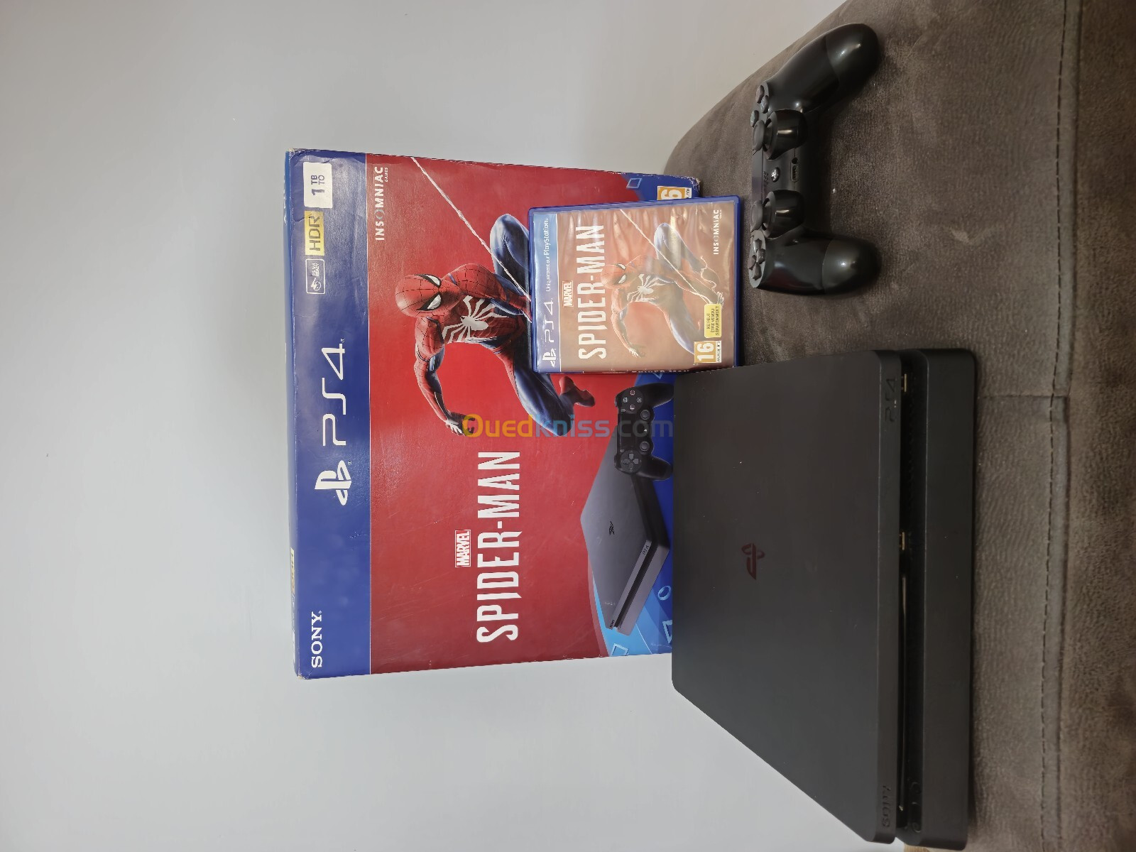  PS4 Slim Édition Limitée 1 To  Comme Neuve plus Accessoires & Jeux Inclus 