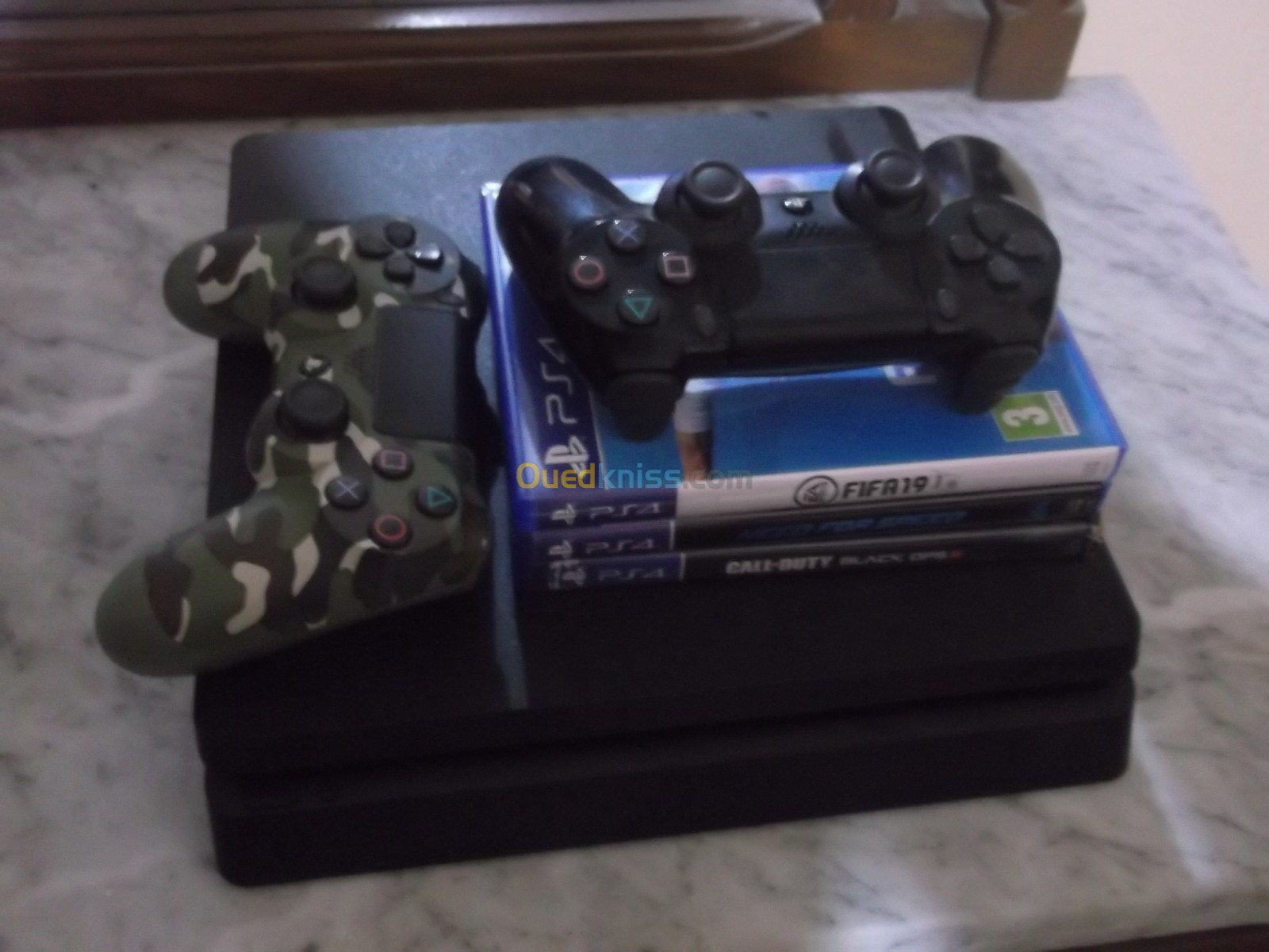 Vend Playstation 4 slim, model CUH-2216A