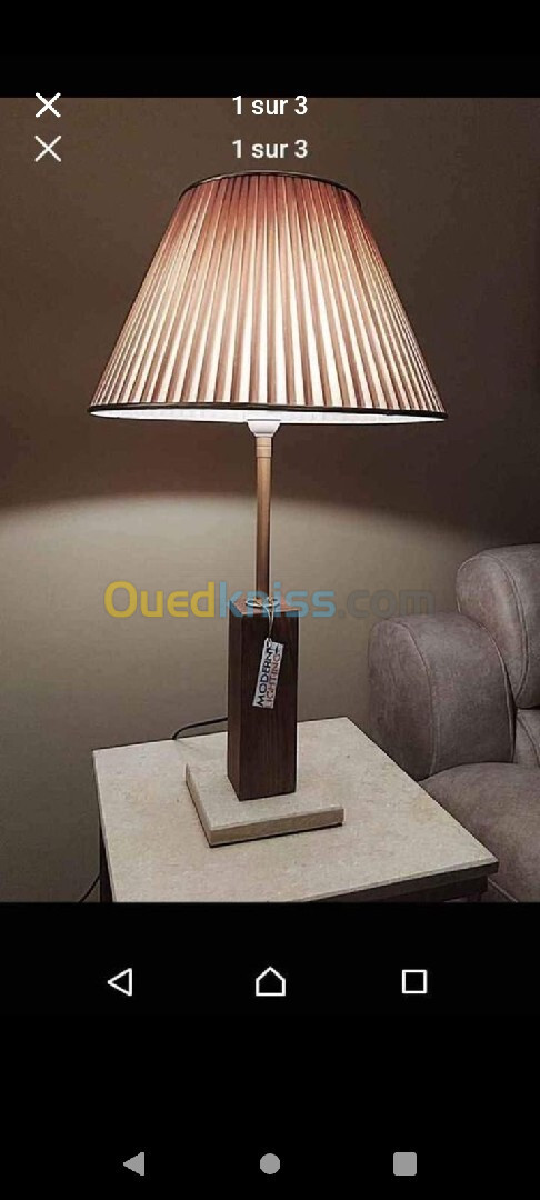 Lampe de chevet pour salon hauteur 70cm. Pied en bois. Chapeau en tissu couleur marron clair 