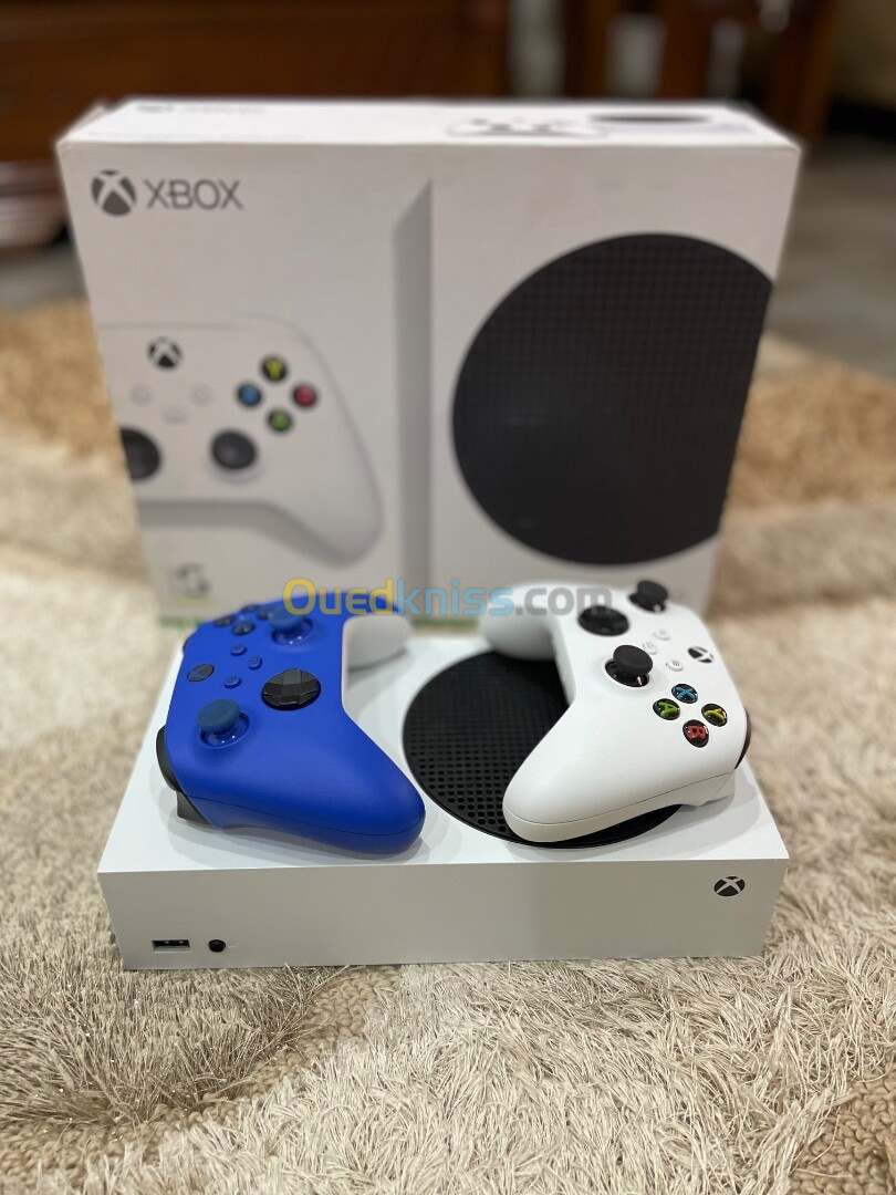 Xbox series s 512gb avec deux manettes originales avec box et FC24 et 3 mois game pass