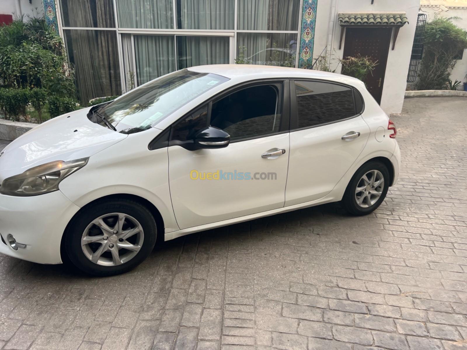 Peugeot 208 2015 Silver Line