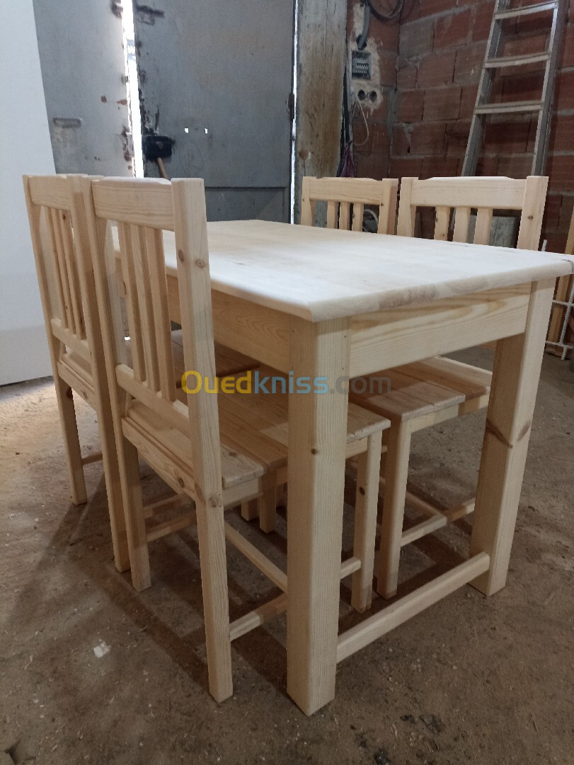 Table avec 4 chaises 