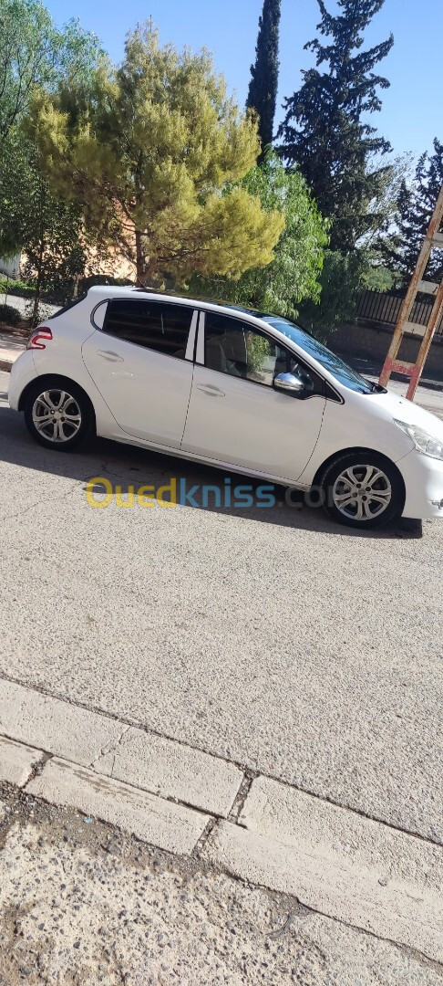 Peugeot 208 2013 Alur