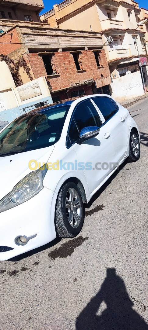 Peugeot 208 2013 Alur