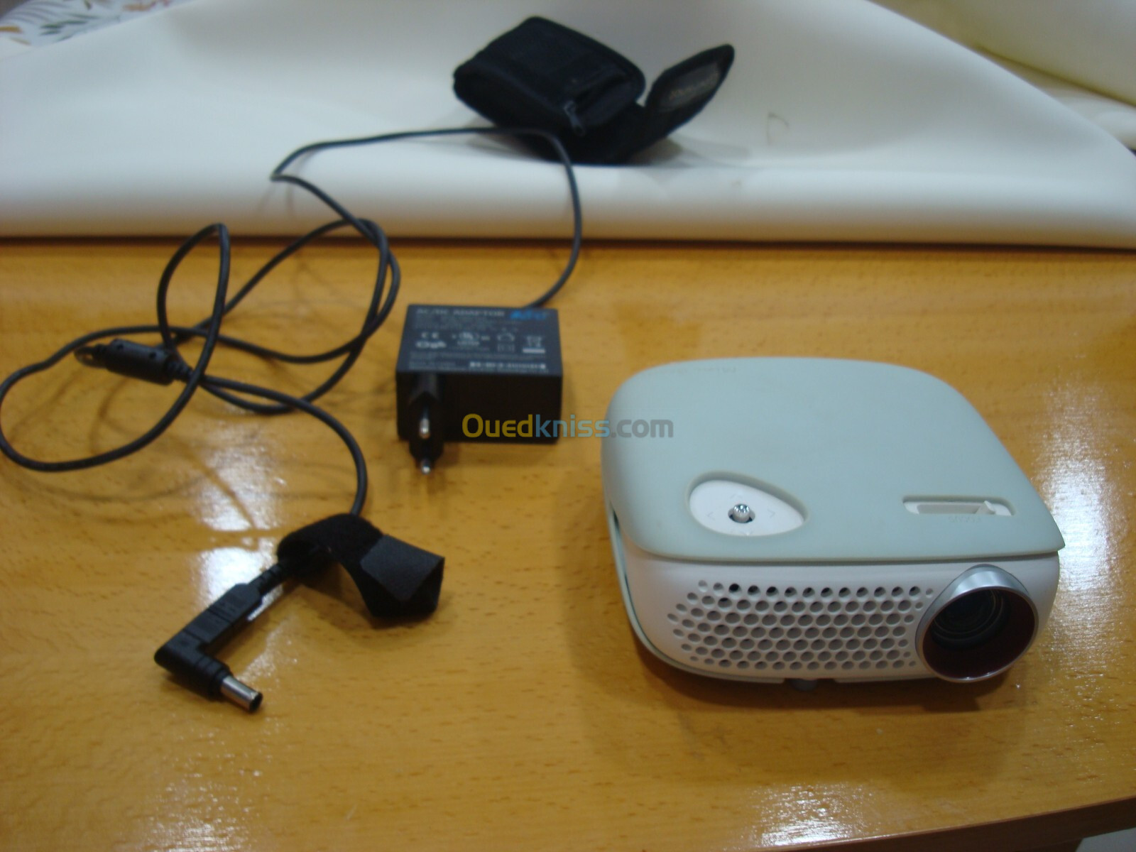 LG PW800 (MiniBeam) High Definition LED DLP Projector with HDTV Tuner