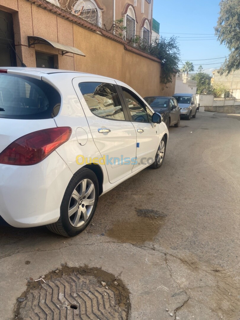 Peugeot 308 2011 Alur