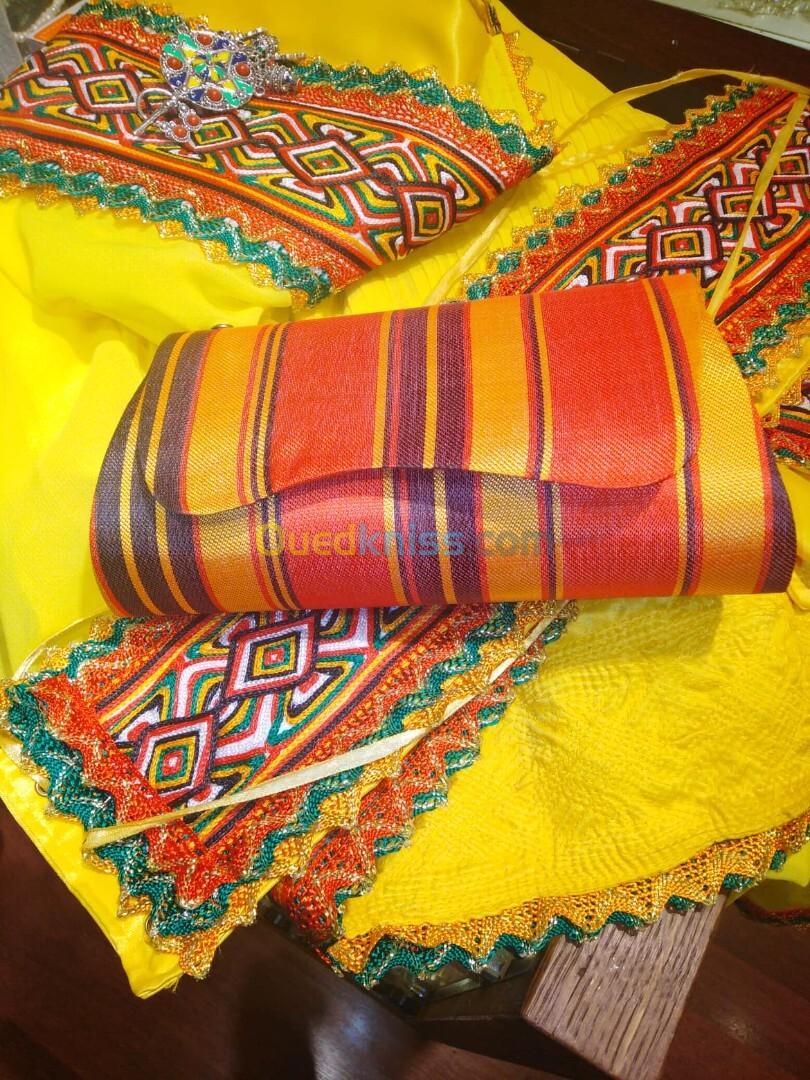 Robe kabyle avec 2 broches et une parrure fantaisie et pochette 