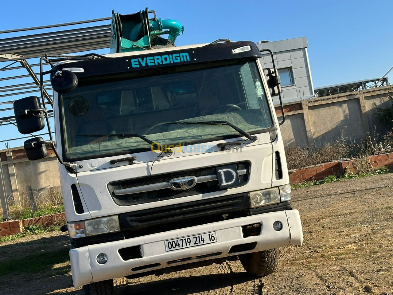 Daewoo ٍللبيع Pompes à béton girafe sur camion, EVERDIGM 37 Mètres 2014