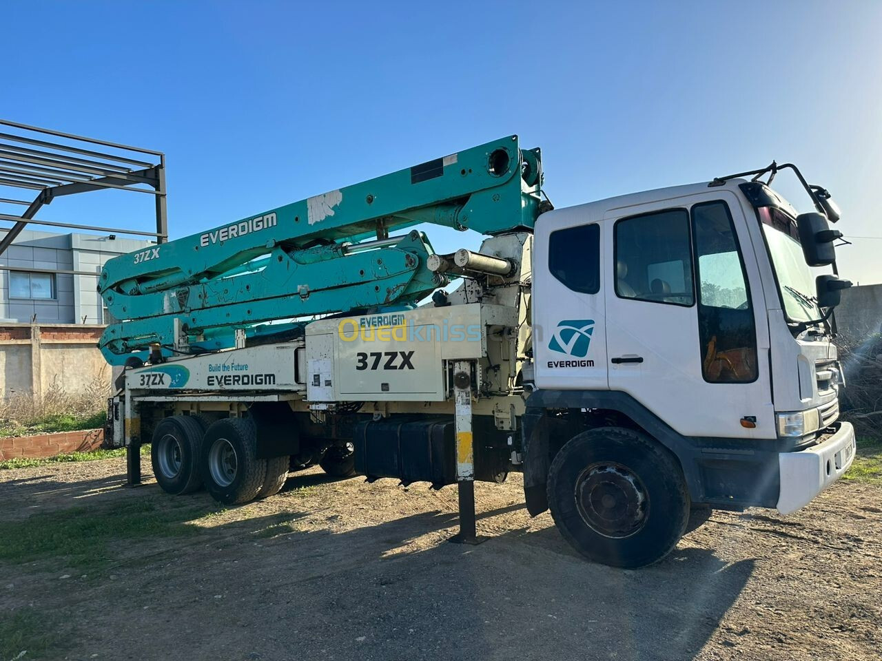 Daewoo ٍللبيع Pompes à béton girafe sur camion, EVERDIGM 37 Mètres 2014