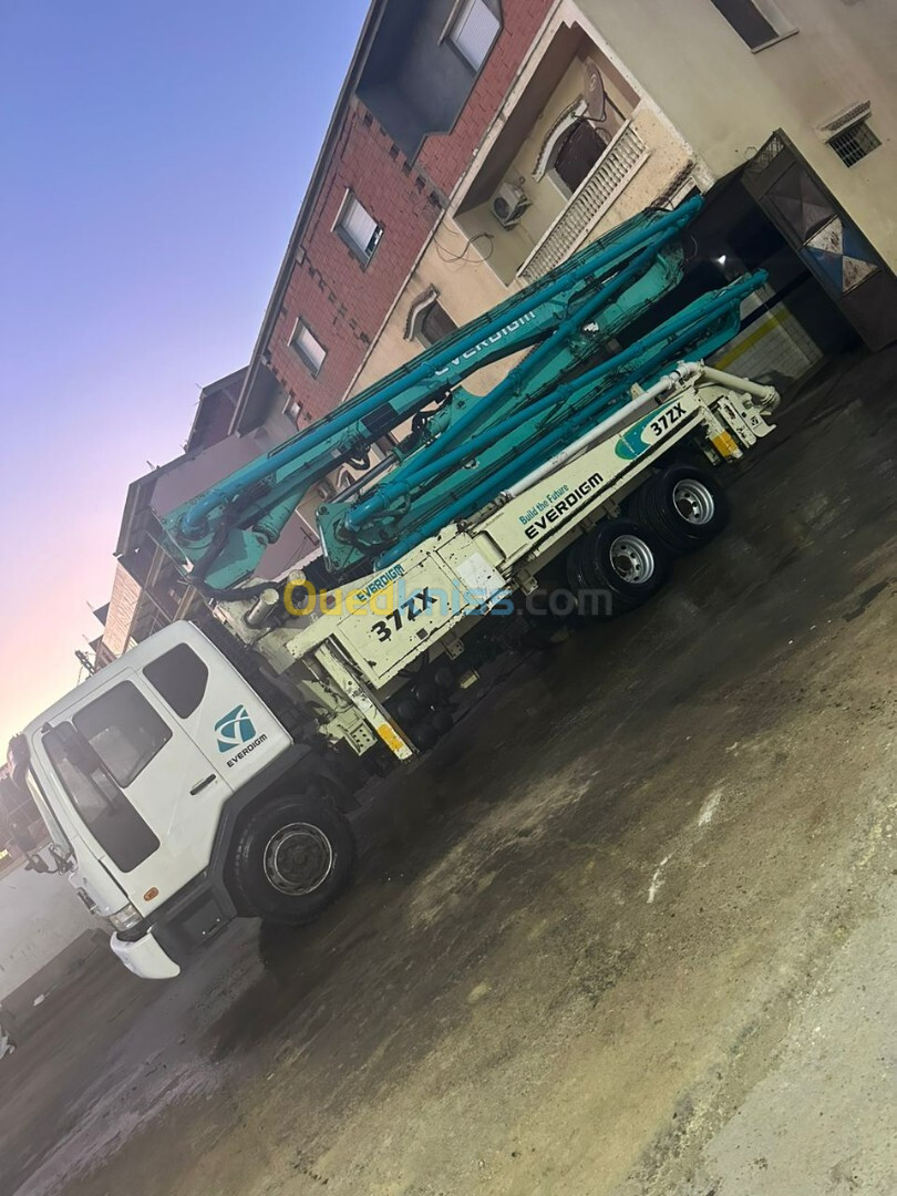 Daewoo ٍللبيع Pompes à béton girafe sur camion, EVERDIGM 37 Mètres 2014