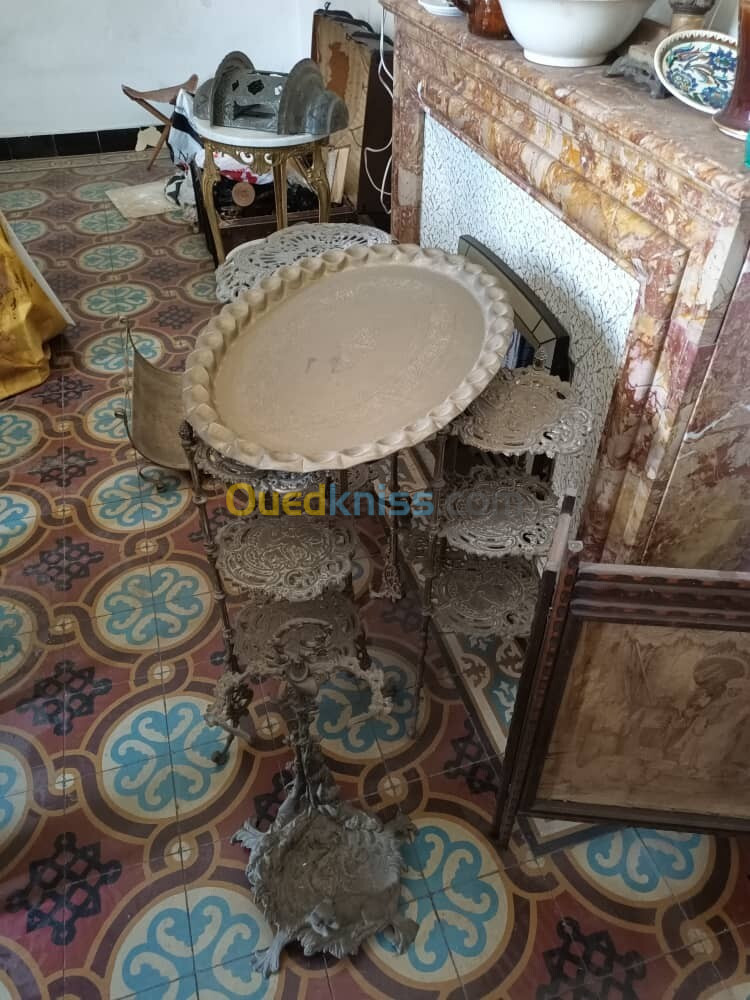 Meubles et décoration antiquités d'un ancien appartement colonial en très bon état 