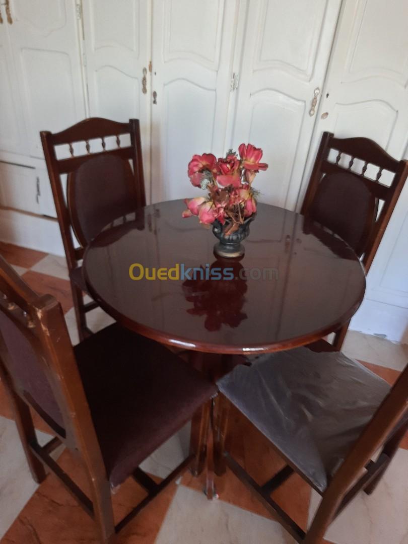 Bibliothèque et table avec 04 chaises en bois rouge