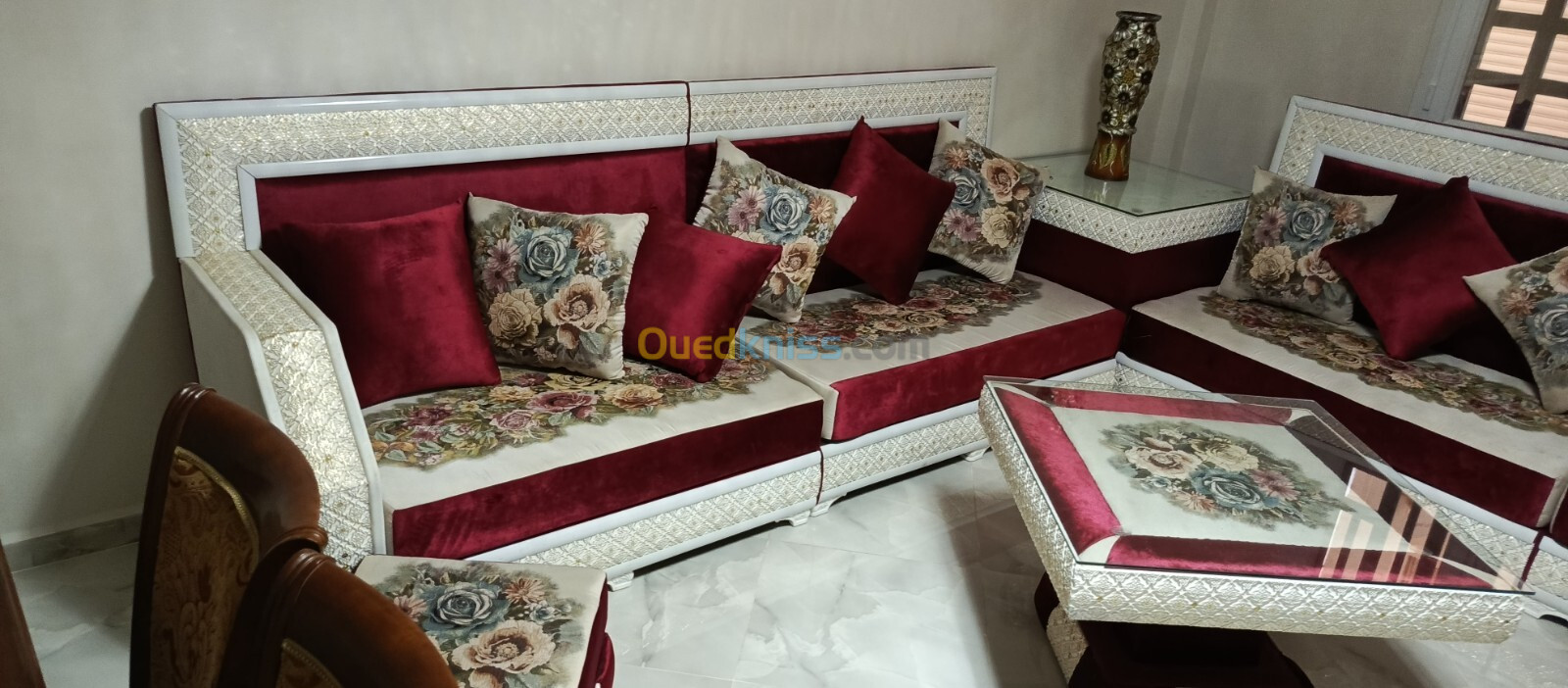 Salon marocain de luxe avec tapis 