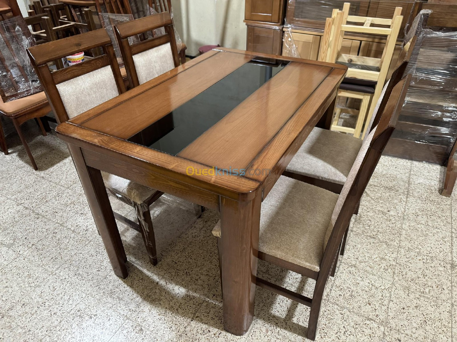 Table salle a manger bois rouge 