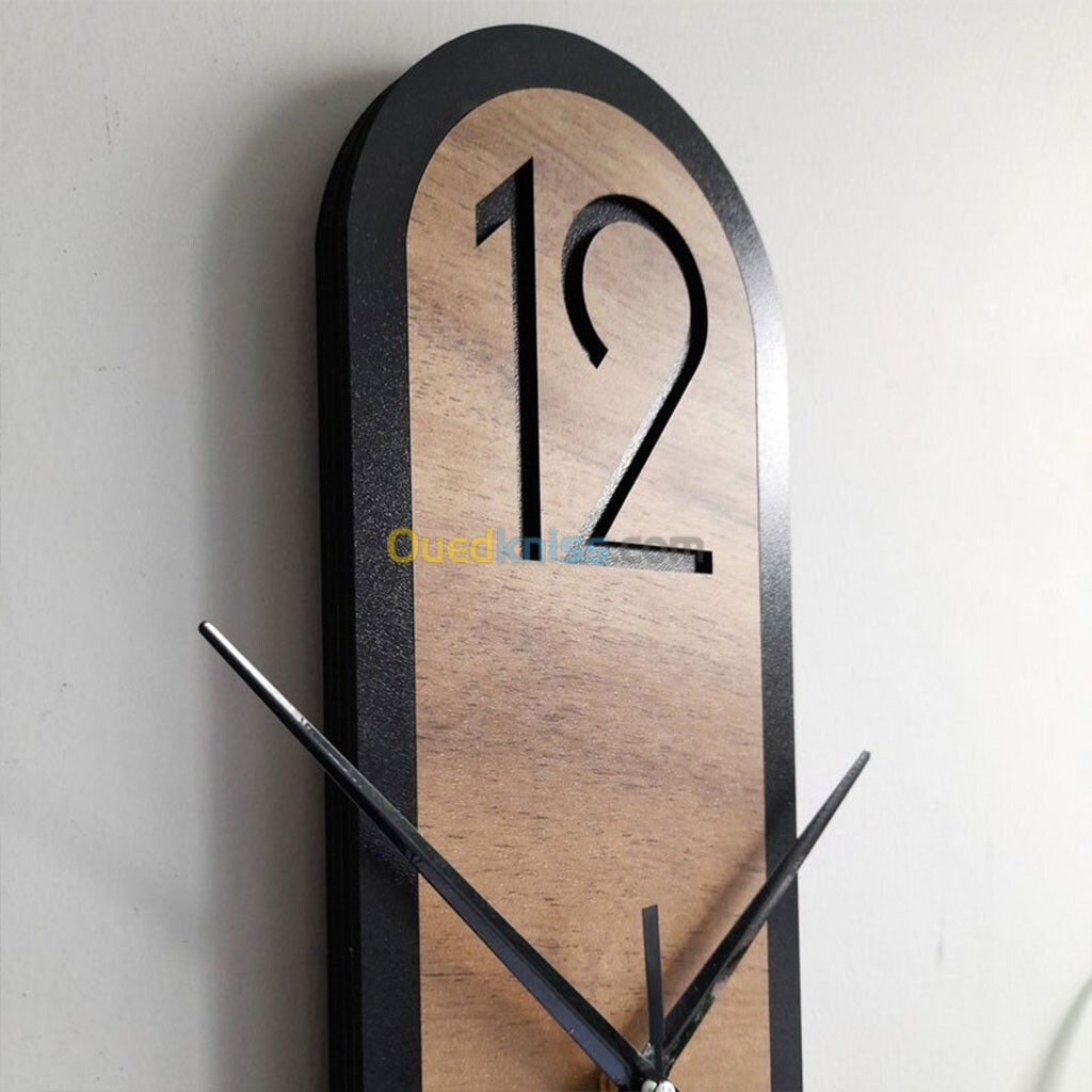 Longue horloge murale ovale de style minimaliste effet Bois