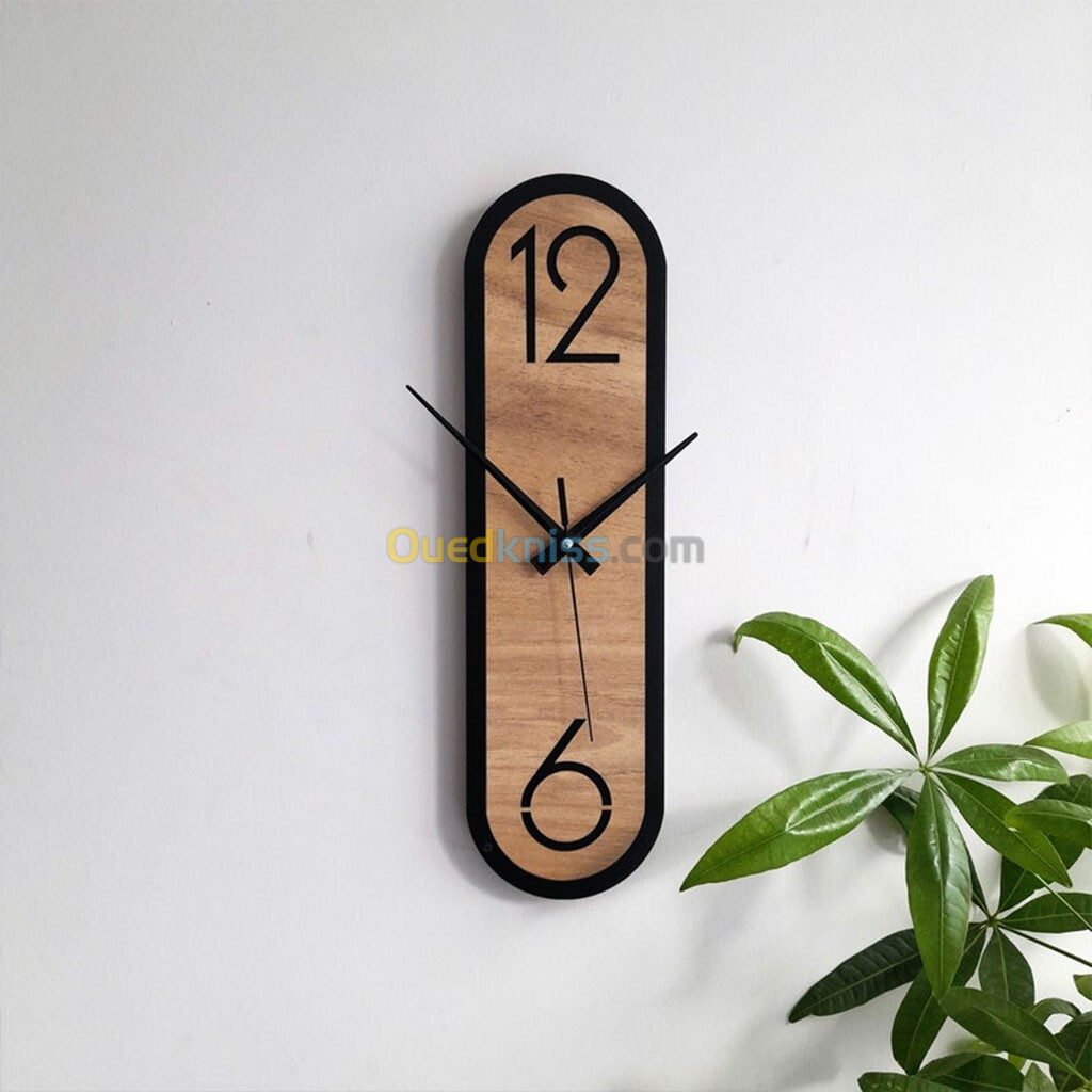 Longue horloge murale ovale de style minimaliste effet Bois