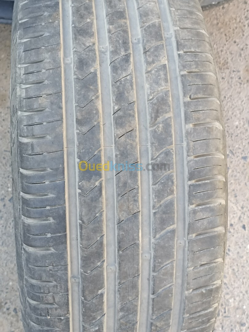 Pneu KUMHO 215/45/16